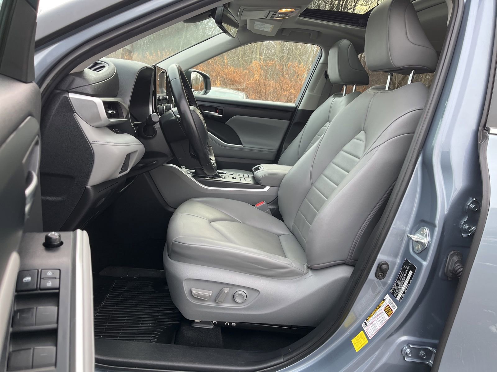 Used 2020 Toyota Highlander XLE AWD/4WD image 11