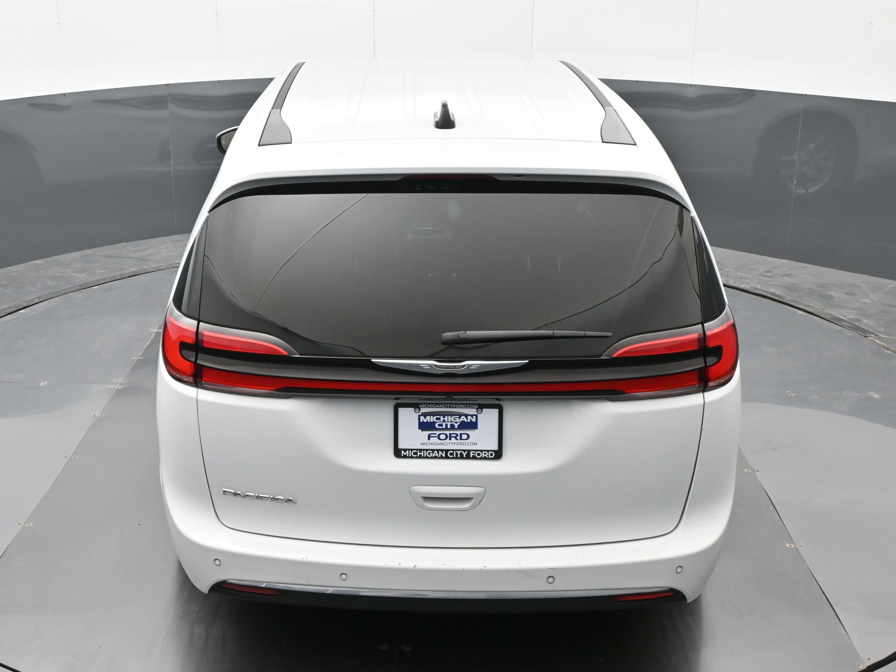 Used 2023 Chrysler Pacifica Touring FWD image 42