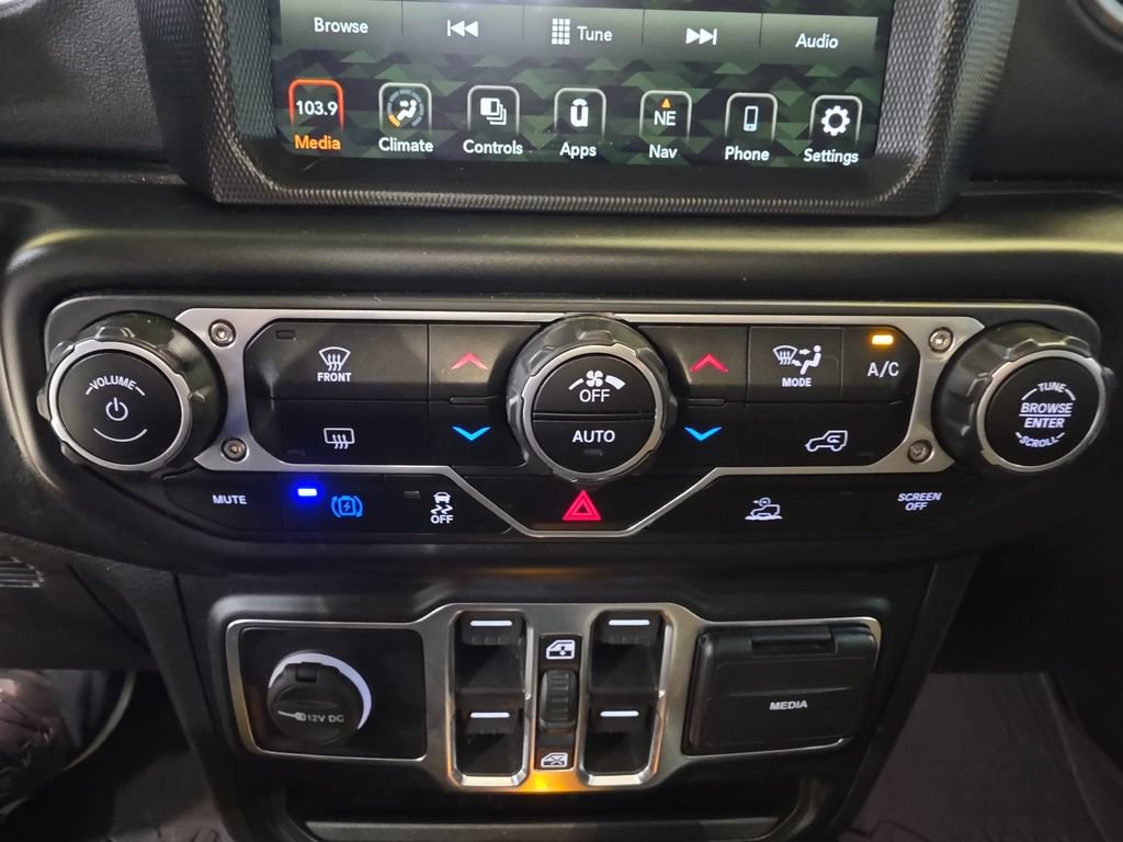 Used 2023 Jeep Wrangler Unlimited Sahara AWD/4WD image 25