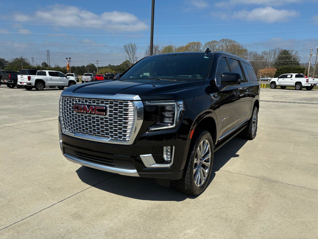 Used 2021 GMC Yukon XL Denali w/ Denali Premium Package image 2