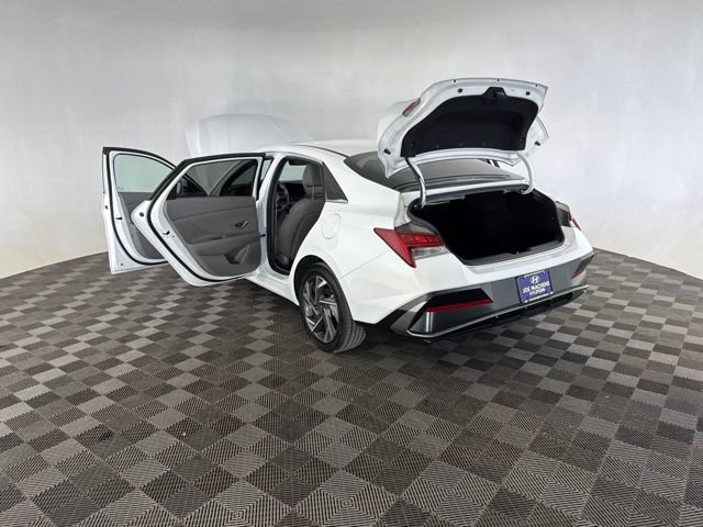 Certified 2025 Hyundai Elantra SEL FWD image 21