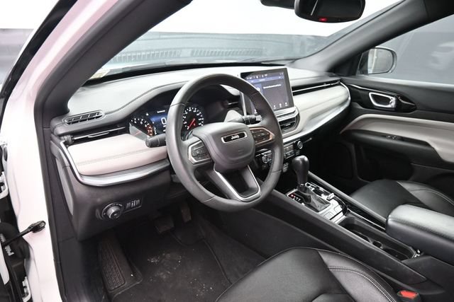 Used 2025 Jeep Compass Limited AWD/4WD image 16