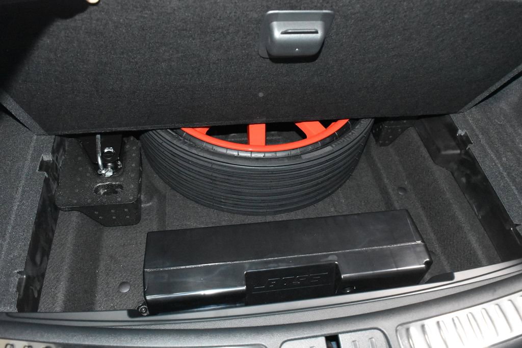 Certified 2025 Porsche Macan image 33