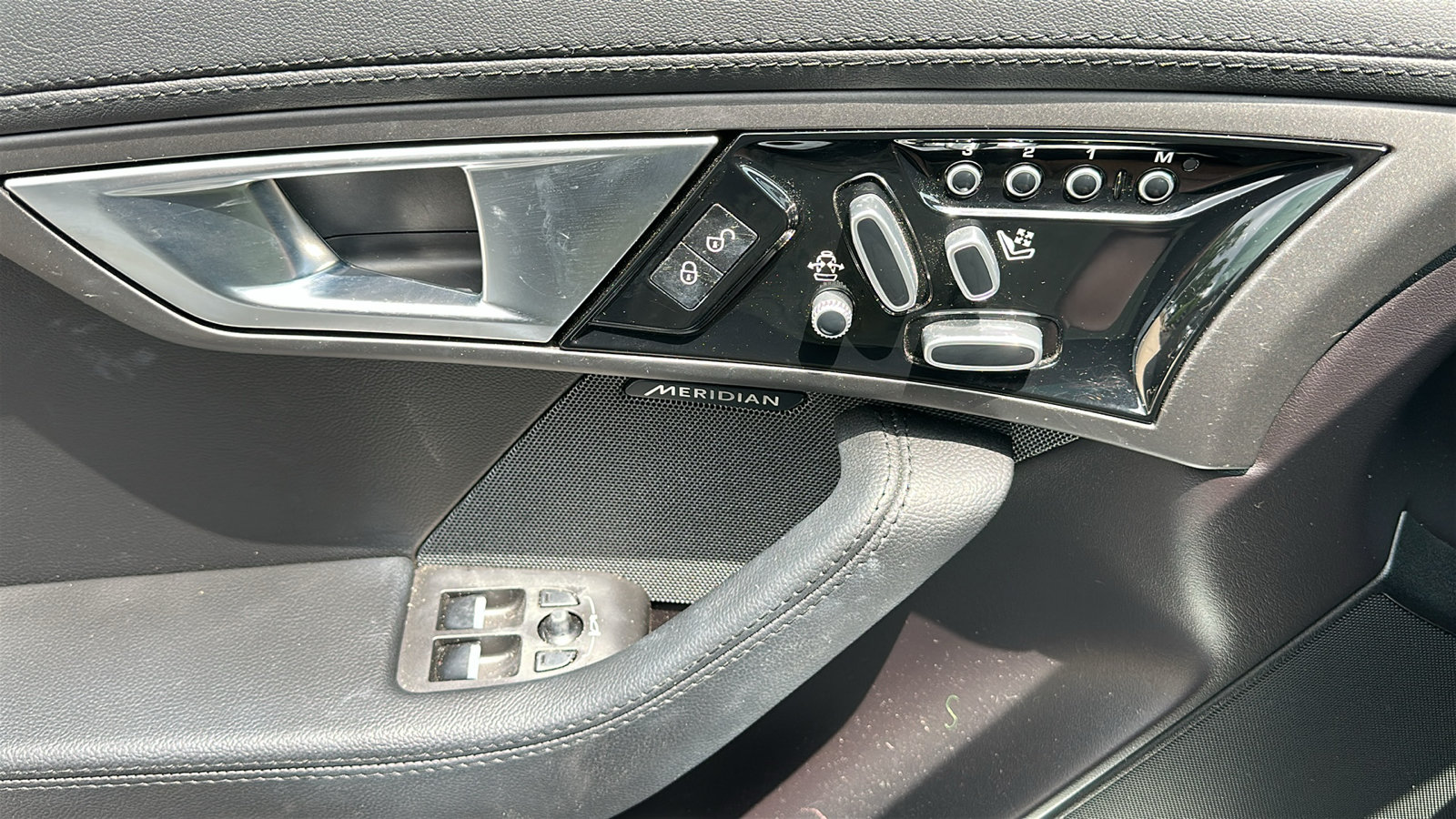 Used 2015 Jaguar F-TYPE S RWD image 20