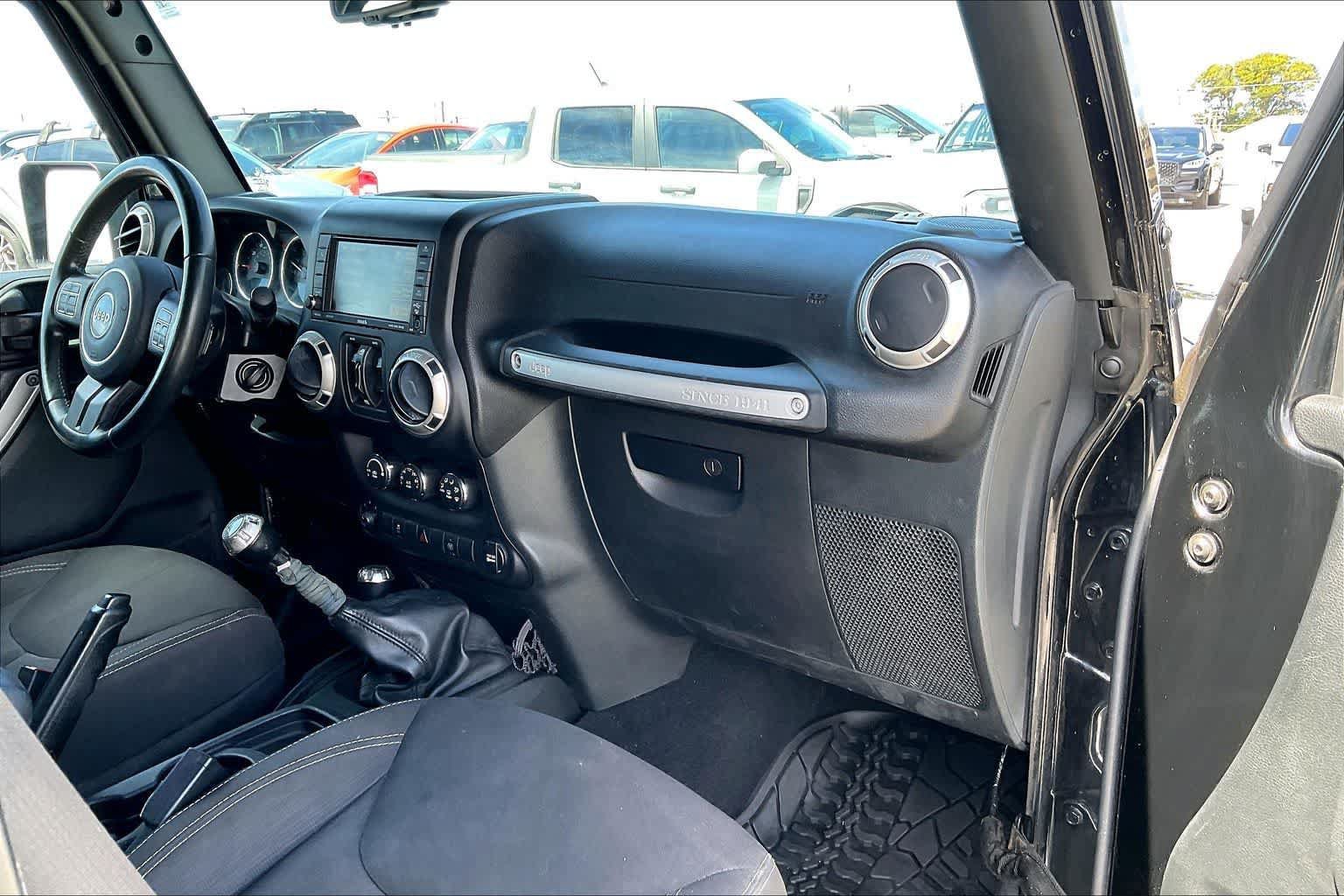 Used 2017 Jeep Wrangler Unlimited Sahara w/ Connectivity Group AWD/4WD image 23
