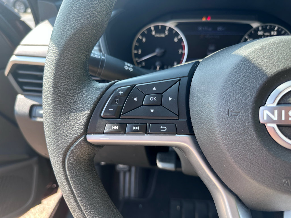 Used 2025 Nissan Altima 2.5 SV FWD image 19