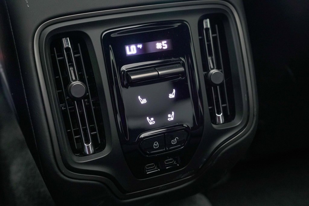 New 2026 Aston Martin DBX S image 27