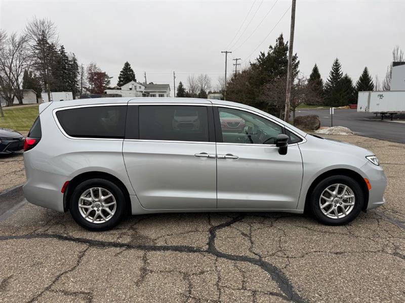 Used 2024 Chrysler Pacifica Touring-L image 7
