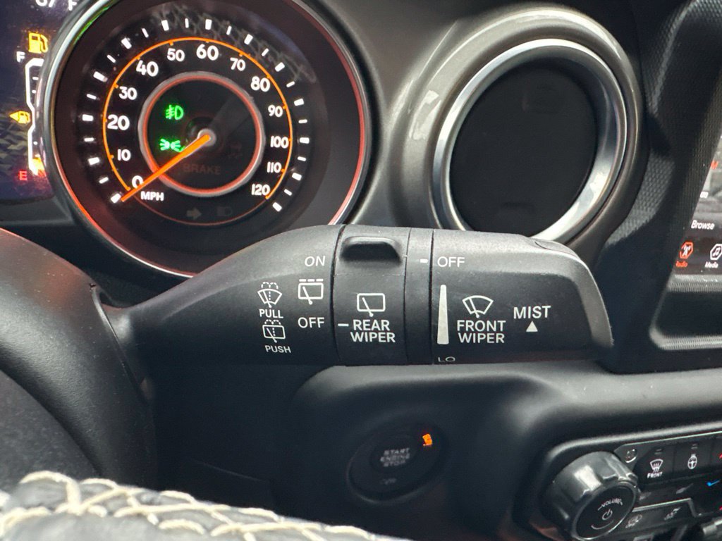 Used 2018 Jeep Wrangler Unlimited Sahara AWD/4WD image 31