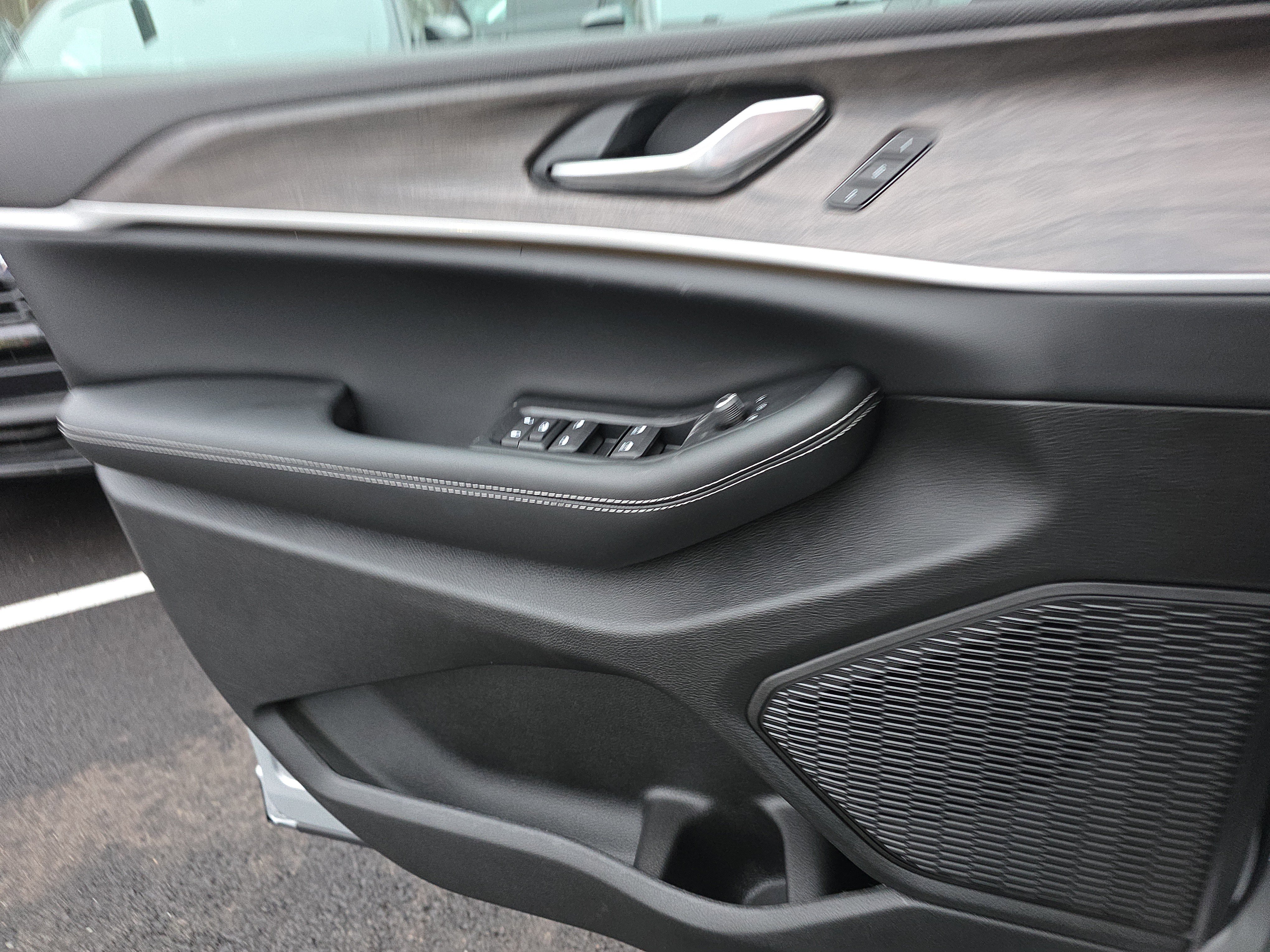 New 2025 Jeep Grand Cherokee Limited w/ Luxury Tech Group II image 15