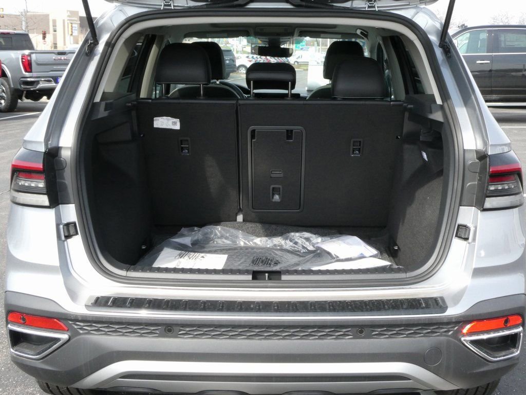 Certified 2025 Volkswagen Taos SE image 27