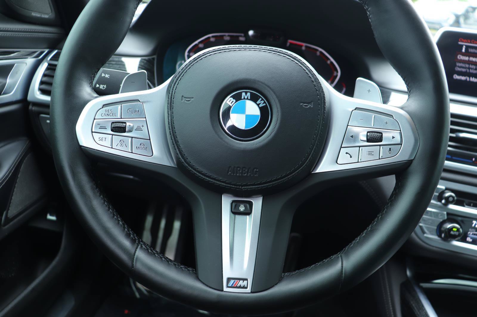 Used 2022 BMW 750Li xDrive AWD/4WD image 25