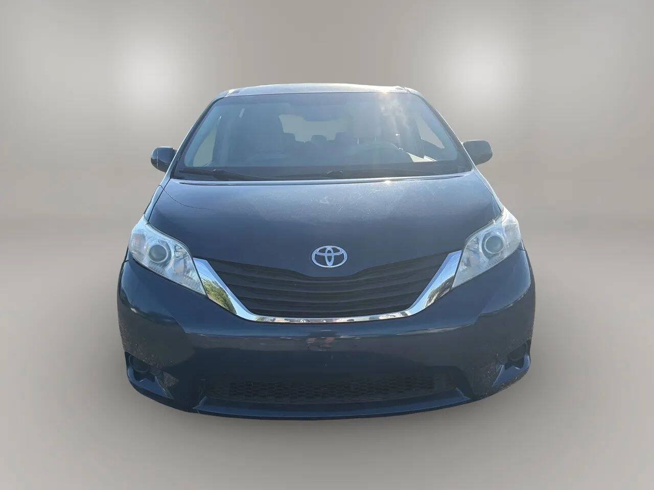 Used 2011 Toyota Sienna LE w/ Towing Pkg FWD image 2