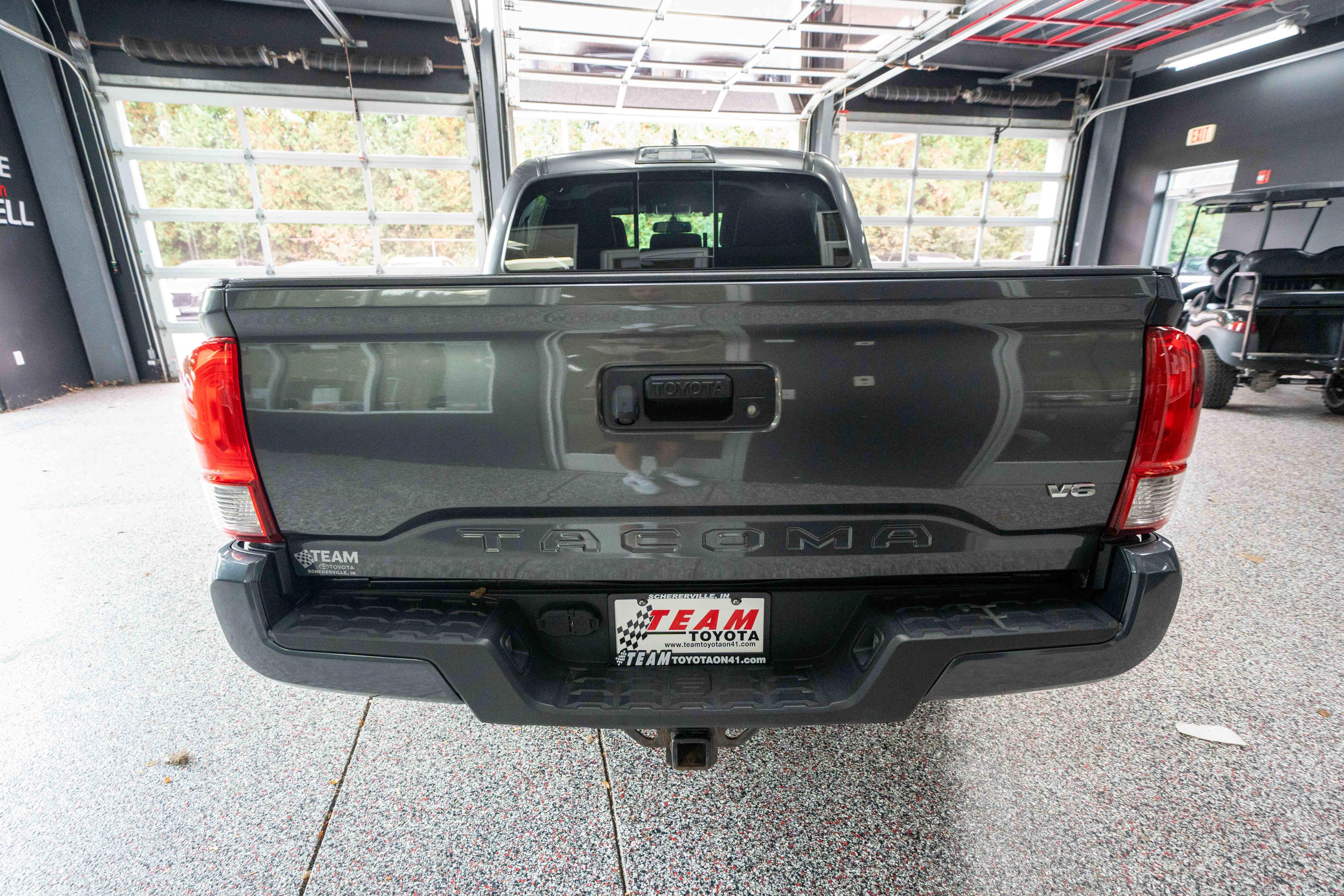 Used 2017 Toyota Tacoma TRD Sport w/ Tow Package (A/T) AWD/4WD image 3