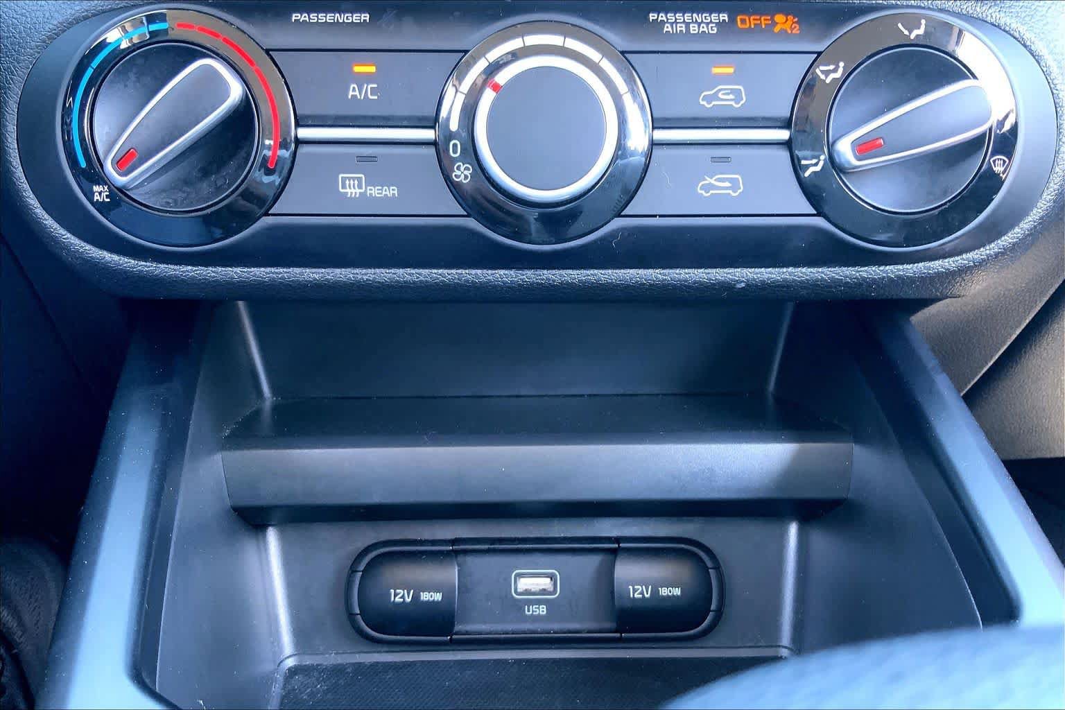 Used 2025 Kia Soul LX w/ LX Technology Package FWD image 34
