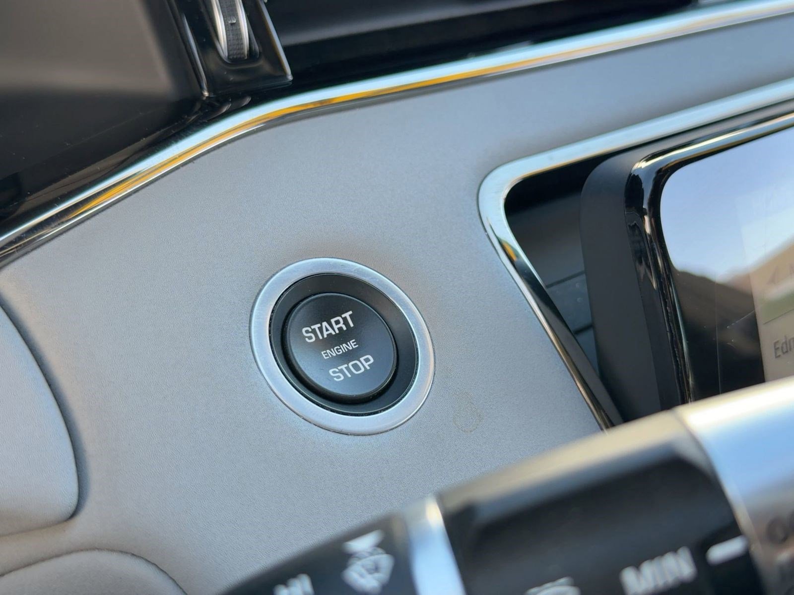 Used 2020 Land Rover Range Rover Evoque R-Dynamic SE image 22