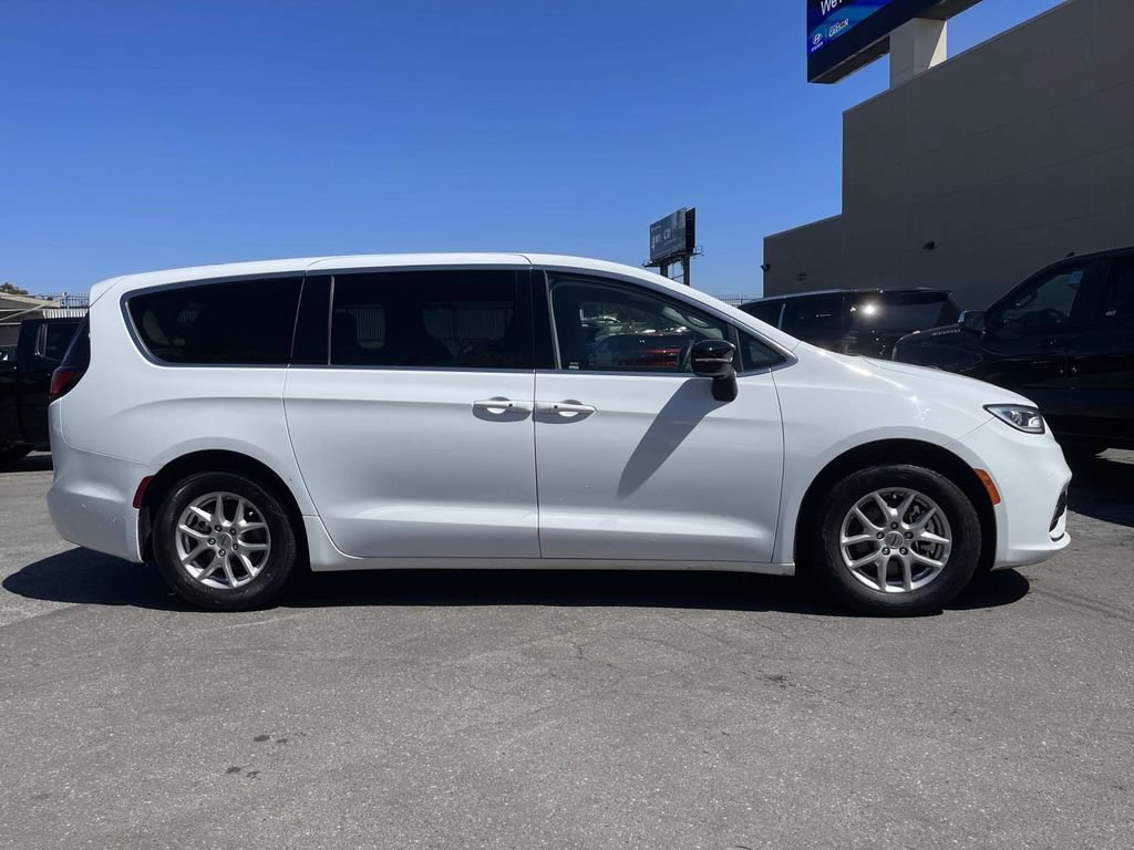 Used 2024 Chrysler Pacifica Touring-L FWD image 2