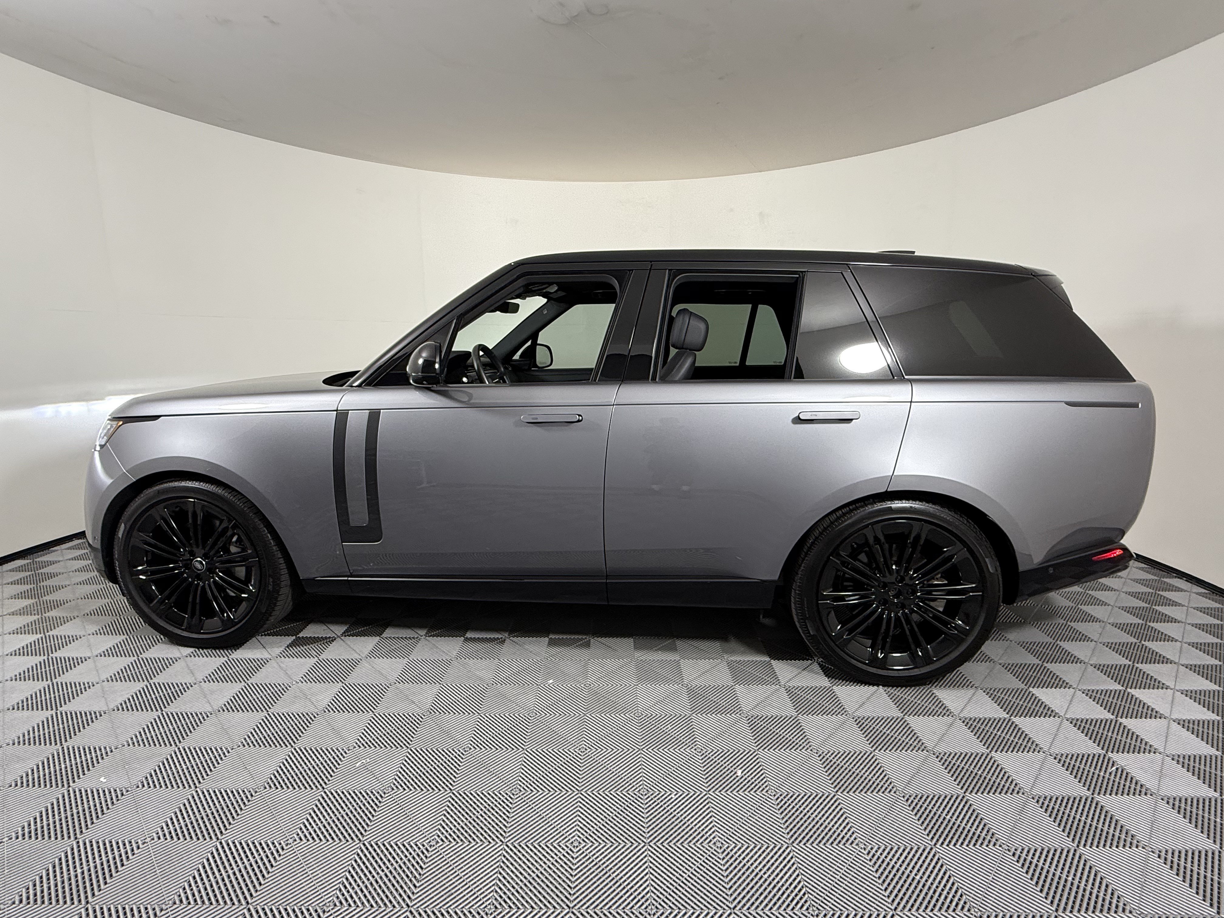 Certified 2025 Land Rover Range Rover SE AWD/4WD image 2