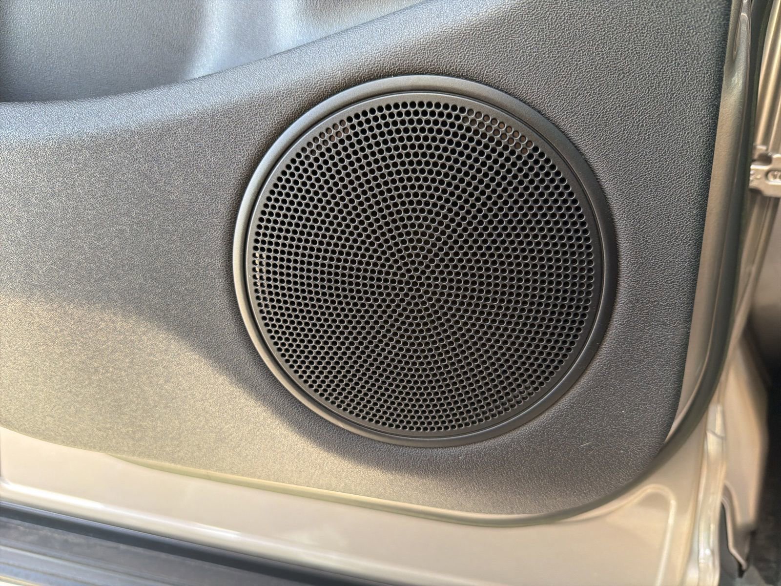 Used 2023 Land Rover Range Rover Evoque R-Dynamic SE image 94