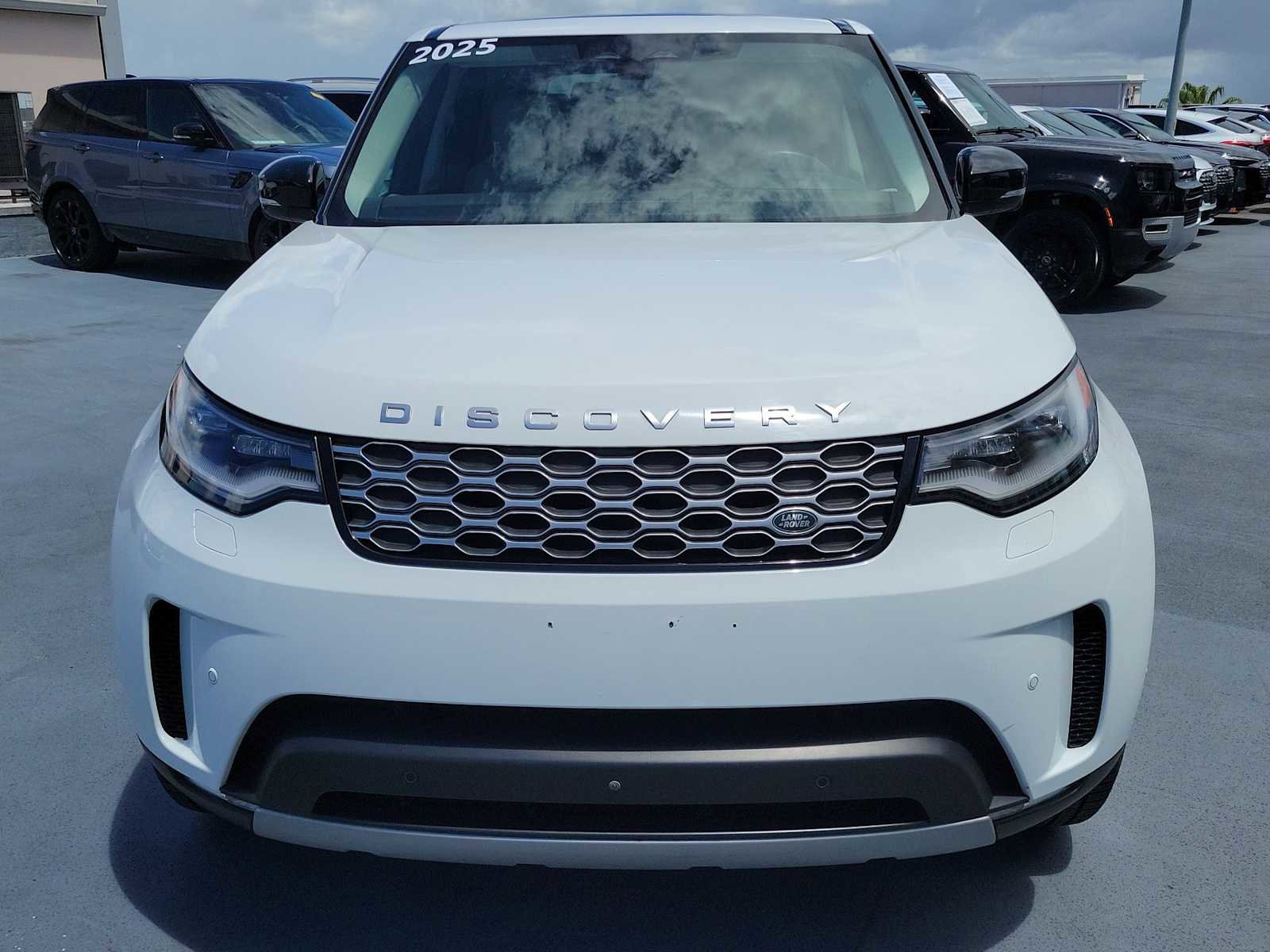 Used 2025 Land Rover Discovery S AWD/4WD image 9