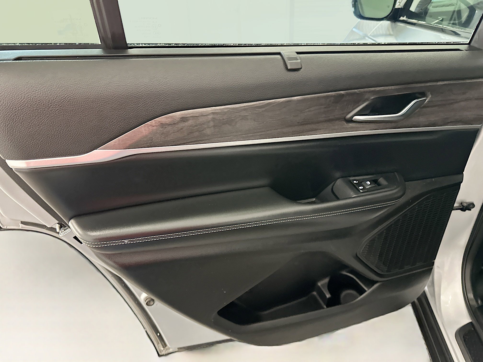 Used 2024 Jeep Grand Cherokee L Limited w/ Luxury Tech Group II image 28