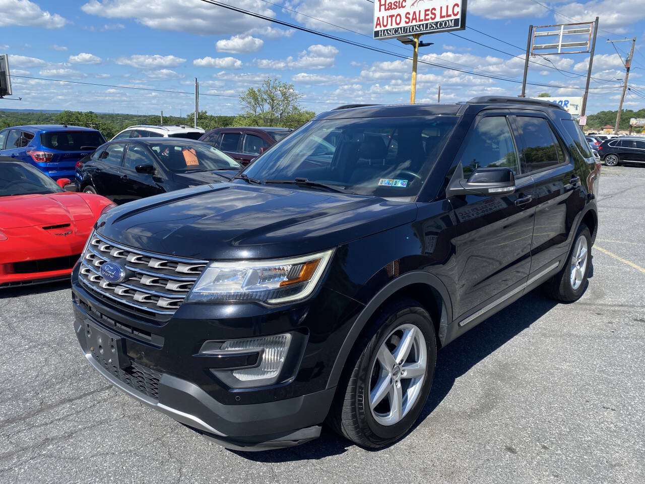 Used 2017 Ford Explorer XLT w/ Equipment Group 202A AWD/4WD image 1