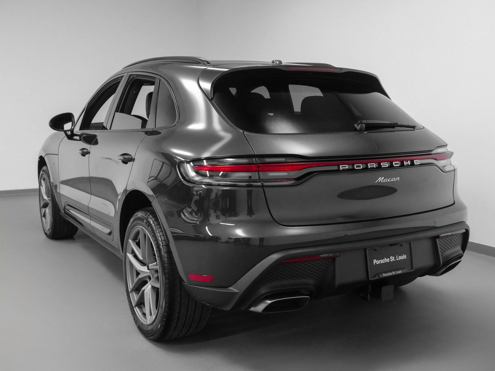 Certified 2025 Porsche Macan AWD/4WD image 3