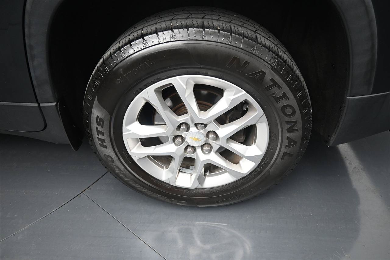Used 2018 Chevrolet Traverse LS AWD/4WD image 18