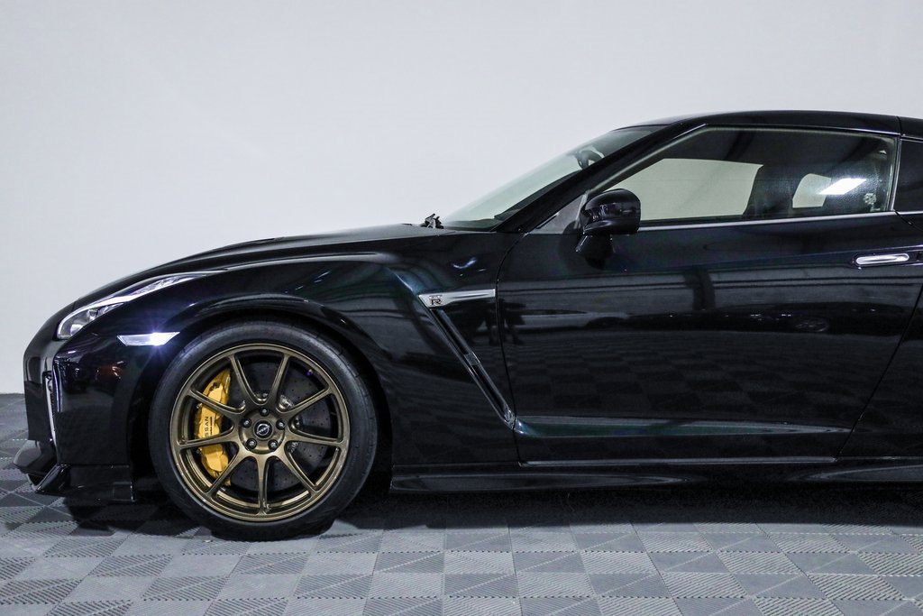Used 2021 Nissan GT-R Premium image 15