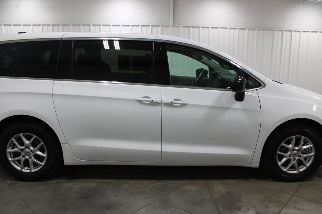 Used 2024 Chrysler Voyager LX FWD image 11
