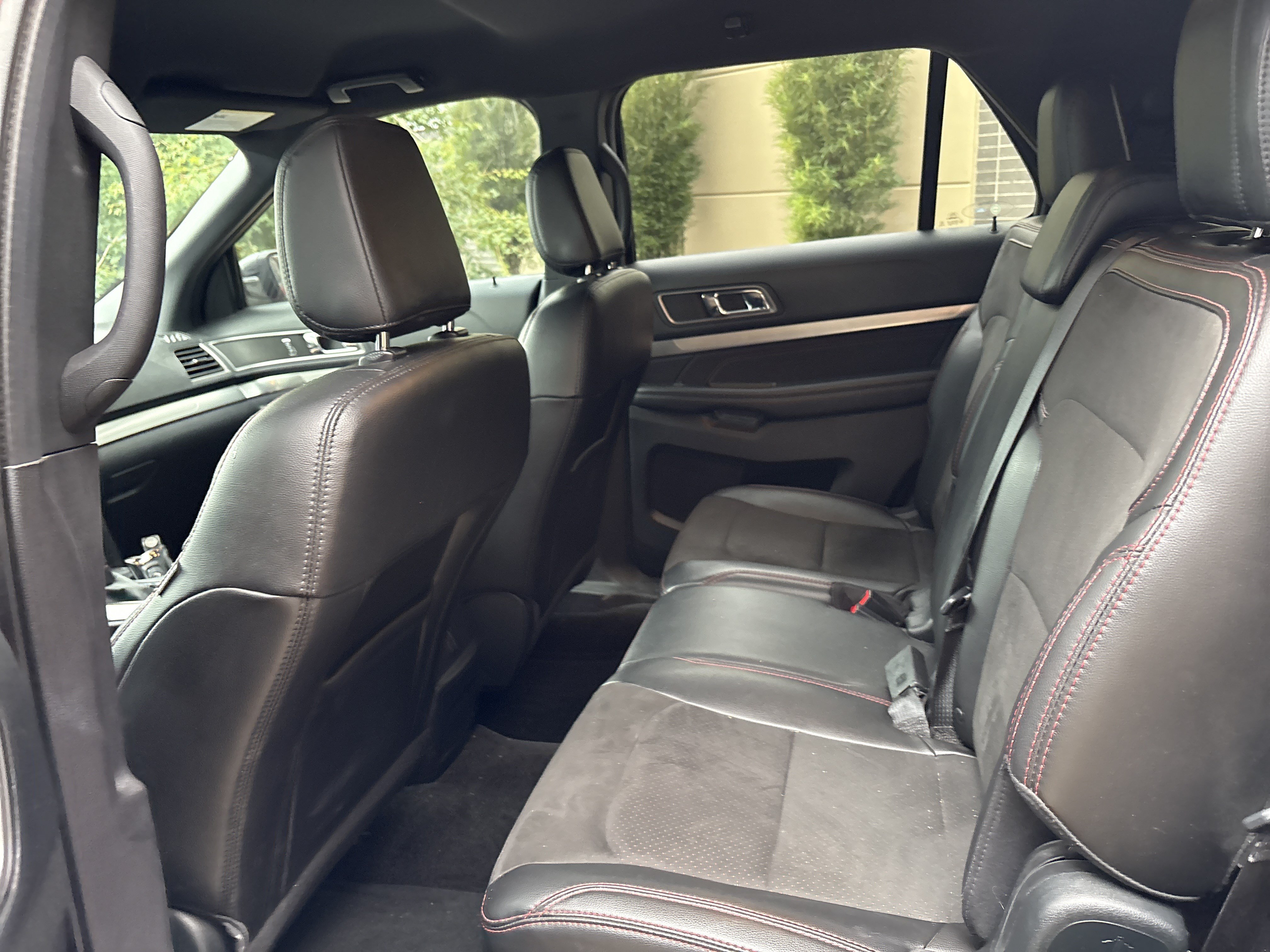 Used 2018 Ford Explorer XLT w/ Equipment Group 202A FWD image 30