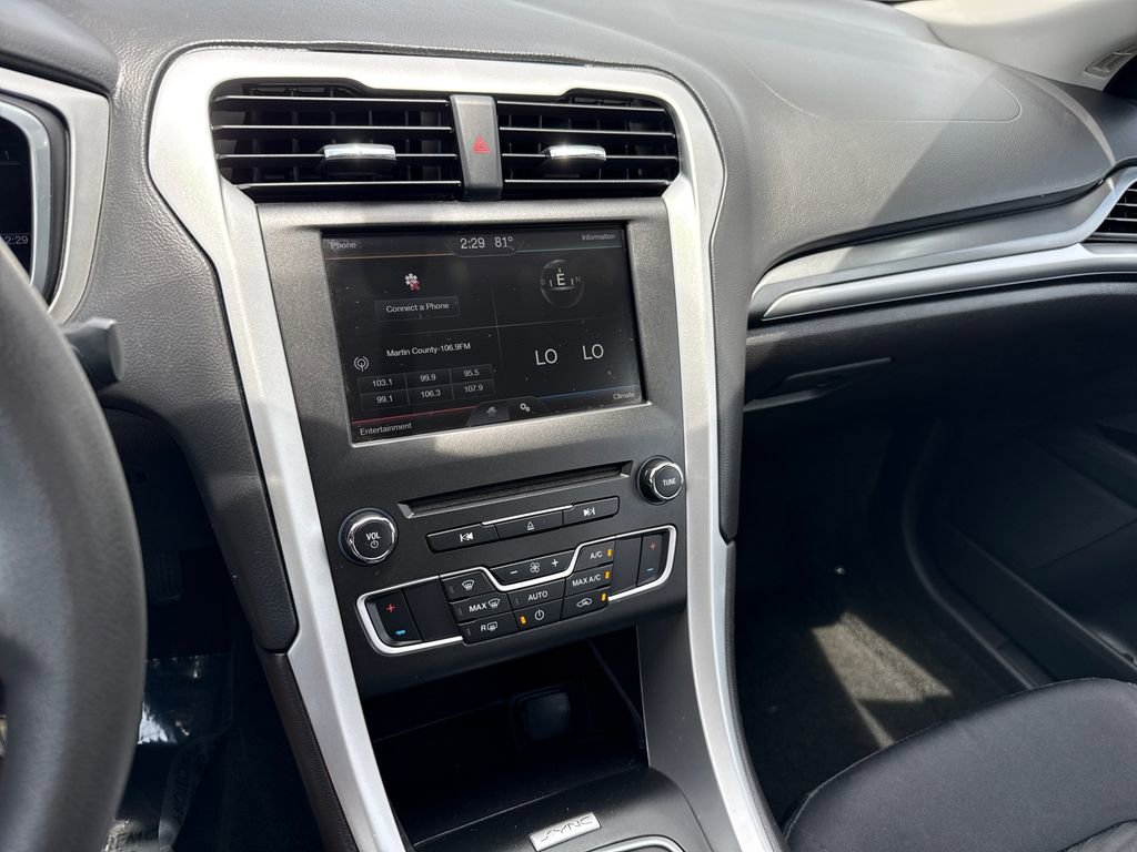 Used 2016 Ford Fusion SE FWD image 18