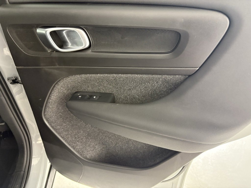 Used 2024 Volvo XC40 B5 Core image 37