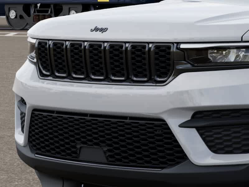 Certified 2025 Jeep Grand Cherokee Altitude AWD/4WD image 11