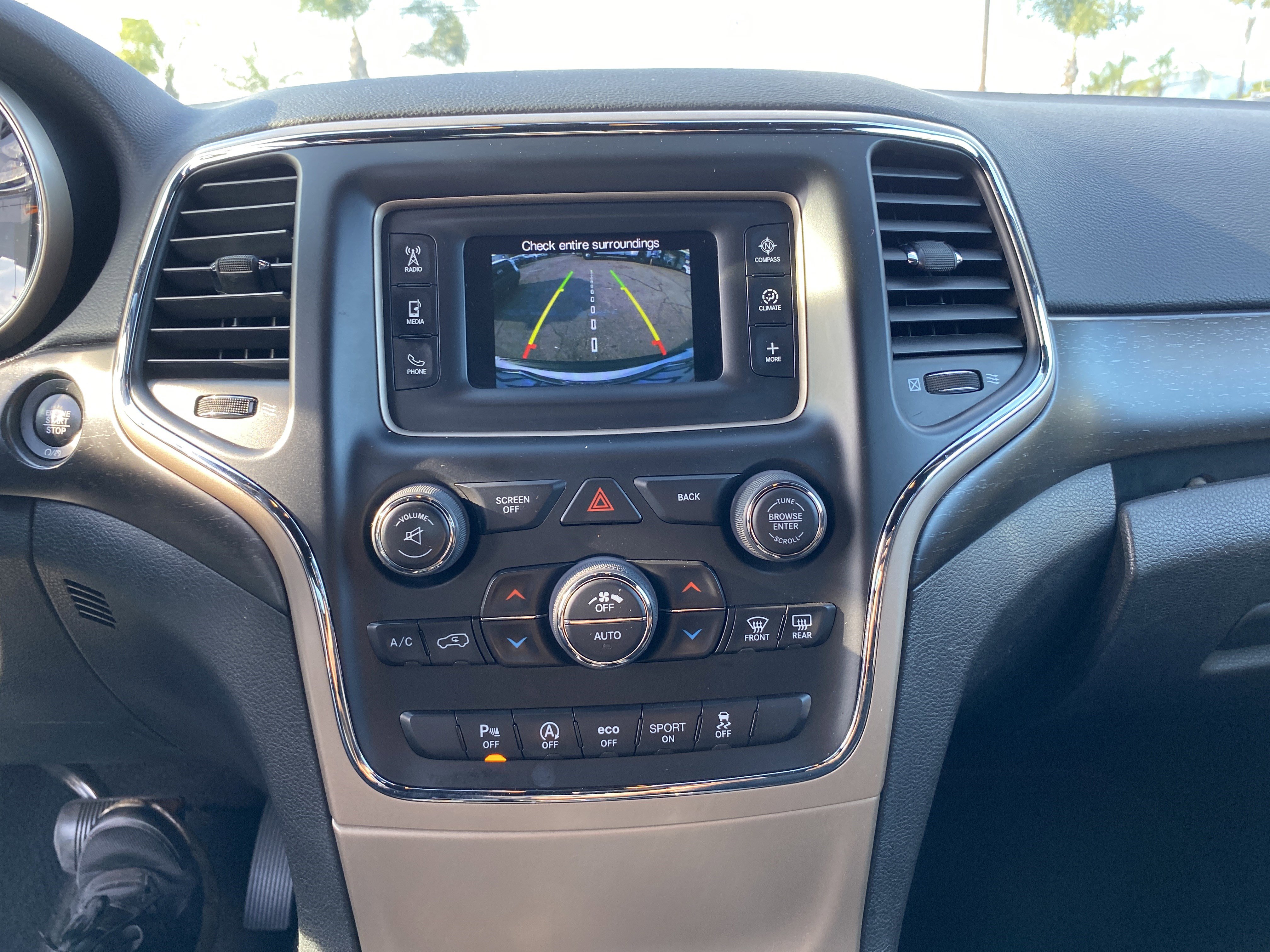 Used 2017 Jeep Grand Cherokee Laredo image 12