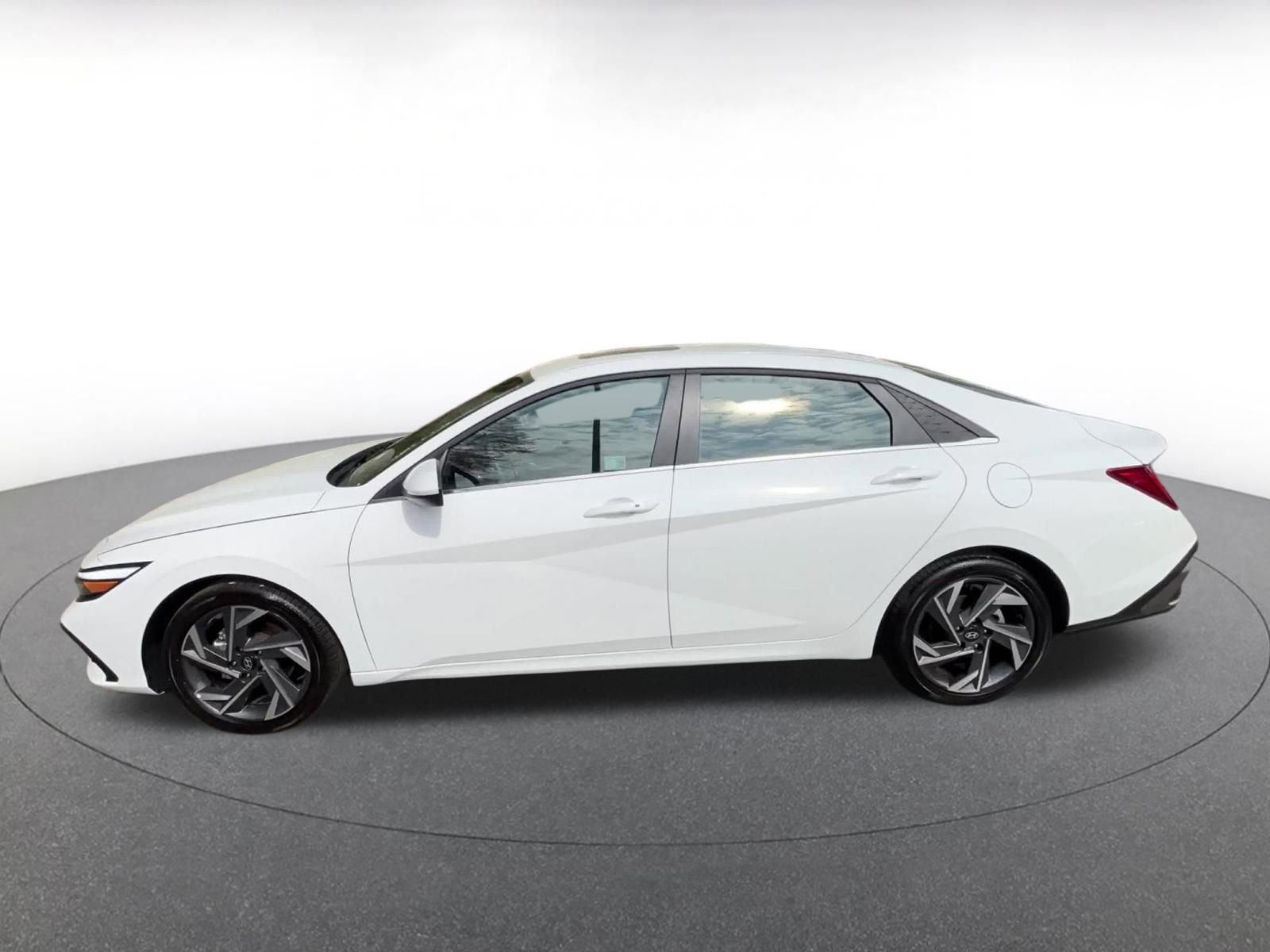 Used 2025 Hyundai Elantra SEL FWD image 9