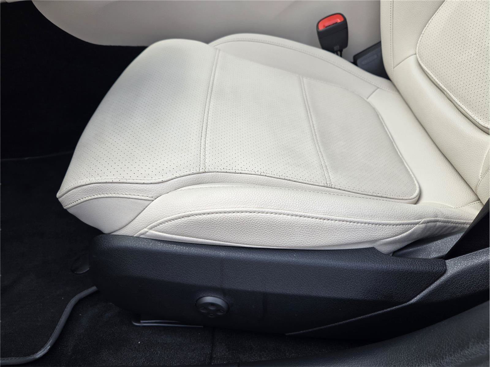 Used 2025 Mercedes-Benz C 300 Sedan image 22