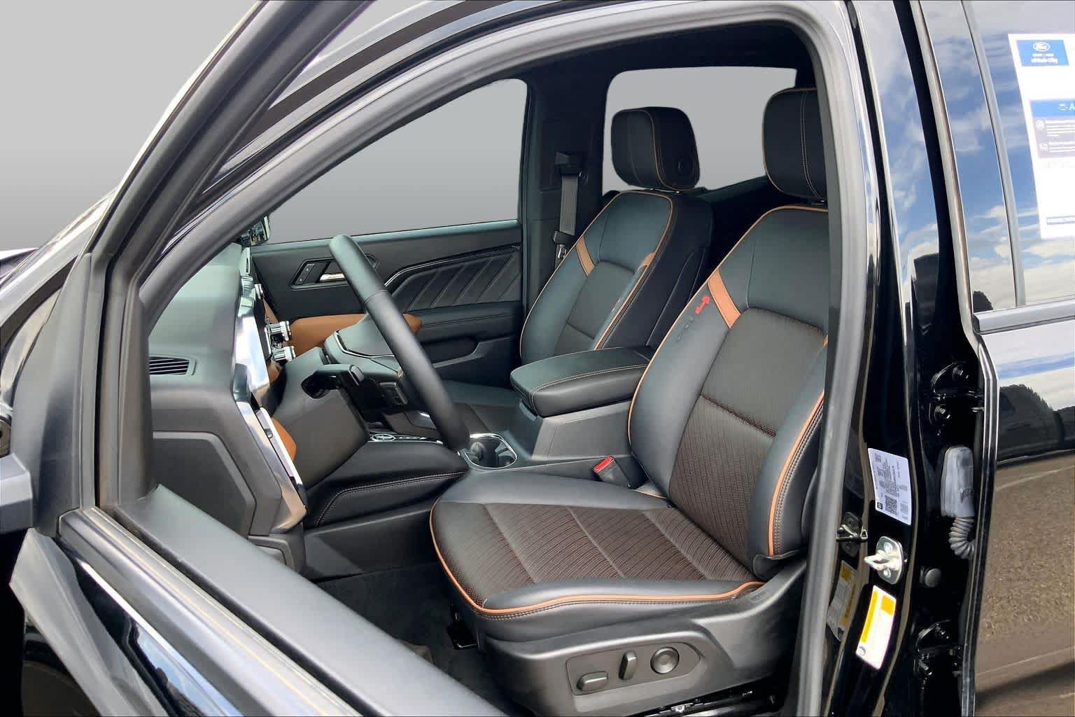 Used 2024 GMC Canyon AT4 w/ AT4 Premium Package AWD/4WD image 8