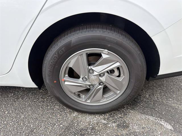 New 2026 Hyundai Elantra SE FWD image 5
