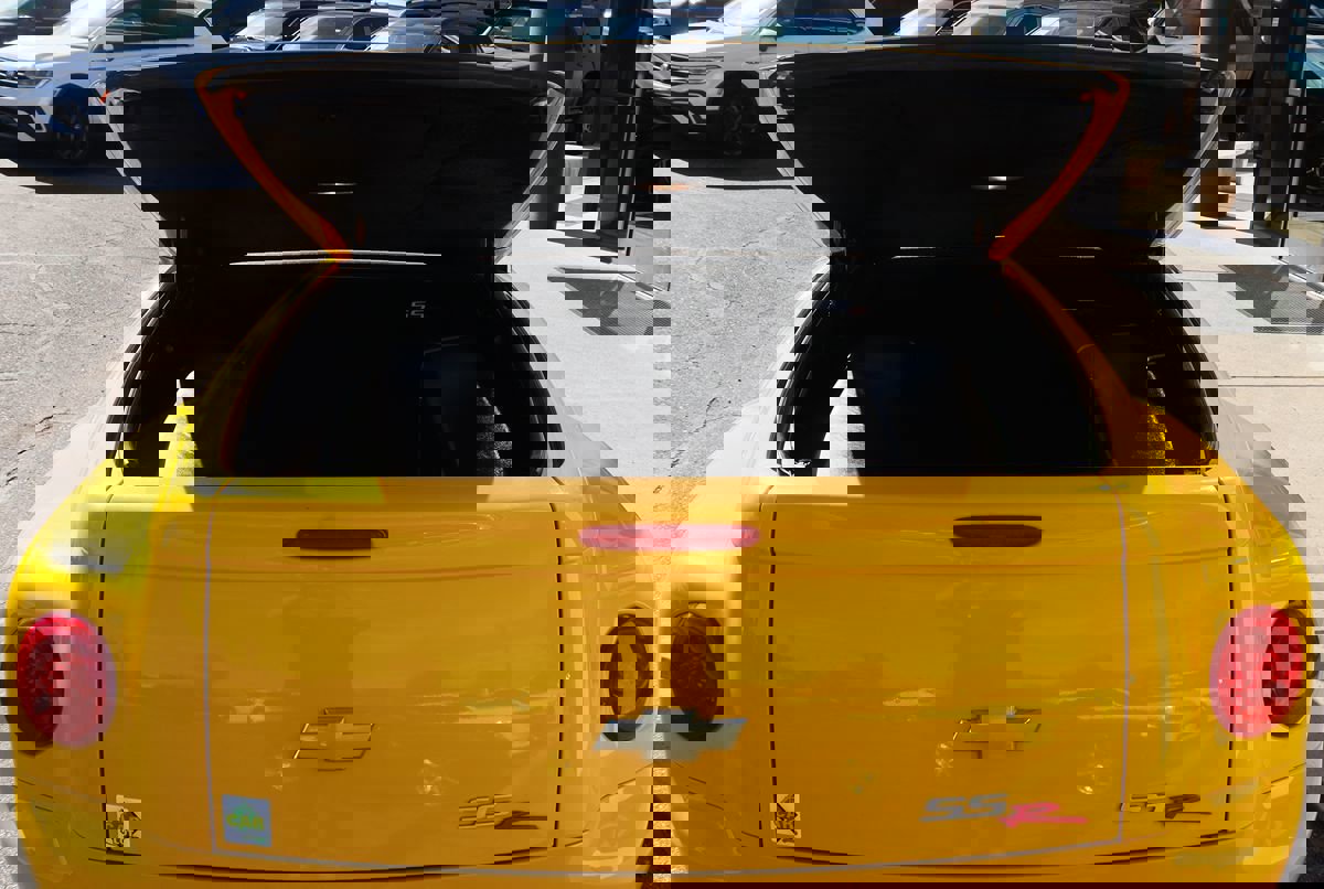 Used 2005 Chevrolet SSR w/ Preferred Equipment Group image 21