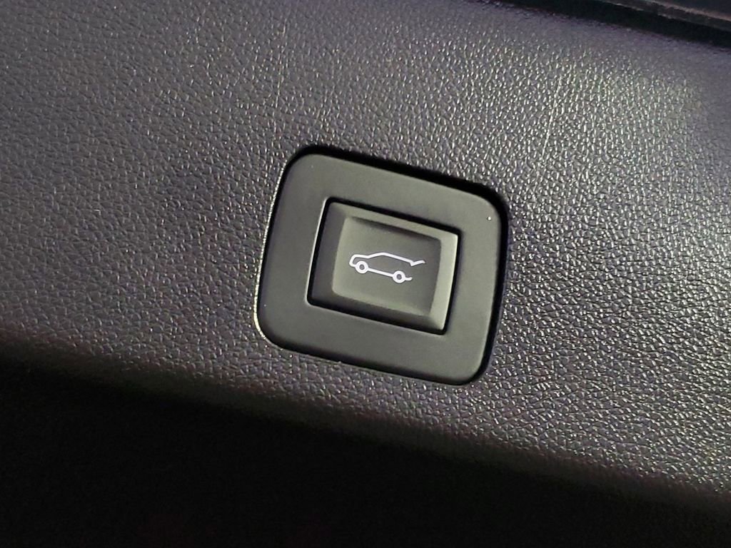 Used 2023 Buick Encore GX Essence w/ Experience Buick Package image 9