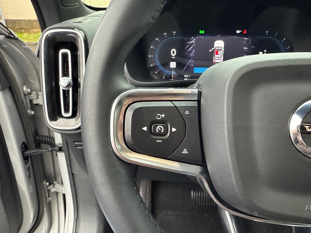 Used 2023 Volvo XC40 B5 Core image 27