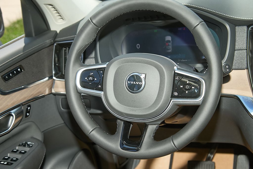 New 2025 Volvo XC90 B6 Plus w/ Protection Package image 26