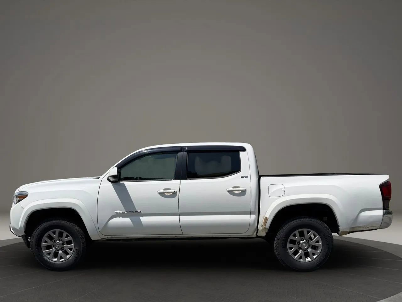 Used 2017 Toyota Tacoma SR5 w/ Tow Package RWD image 6