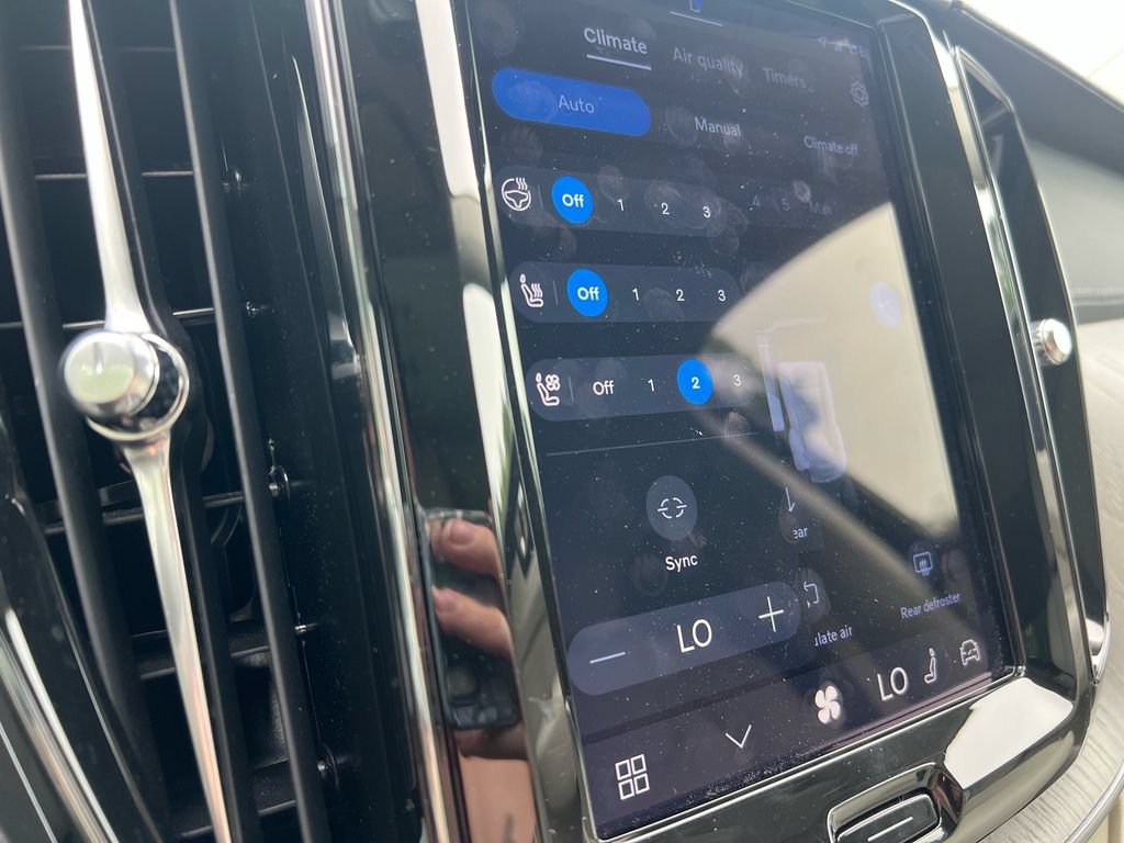 Certified 2023 Volvo XC60 B6 Ultimate w/ Climate Package AWD/4WD image 18