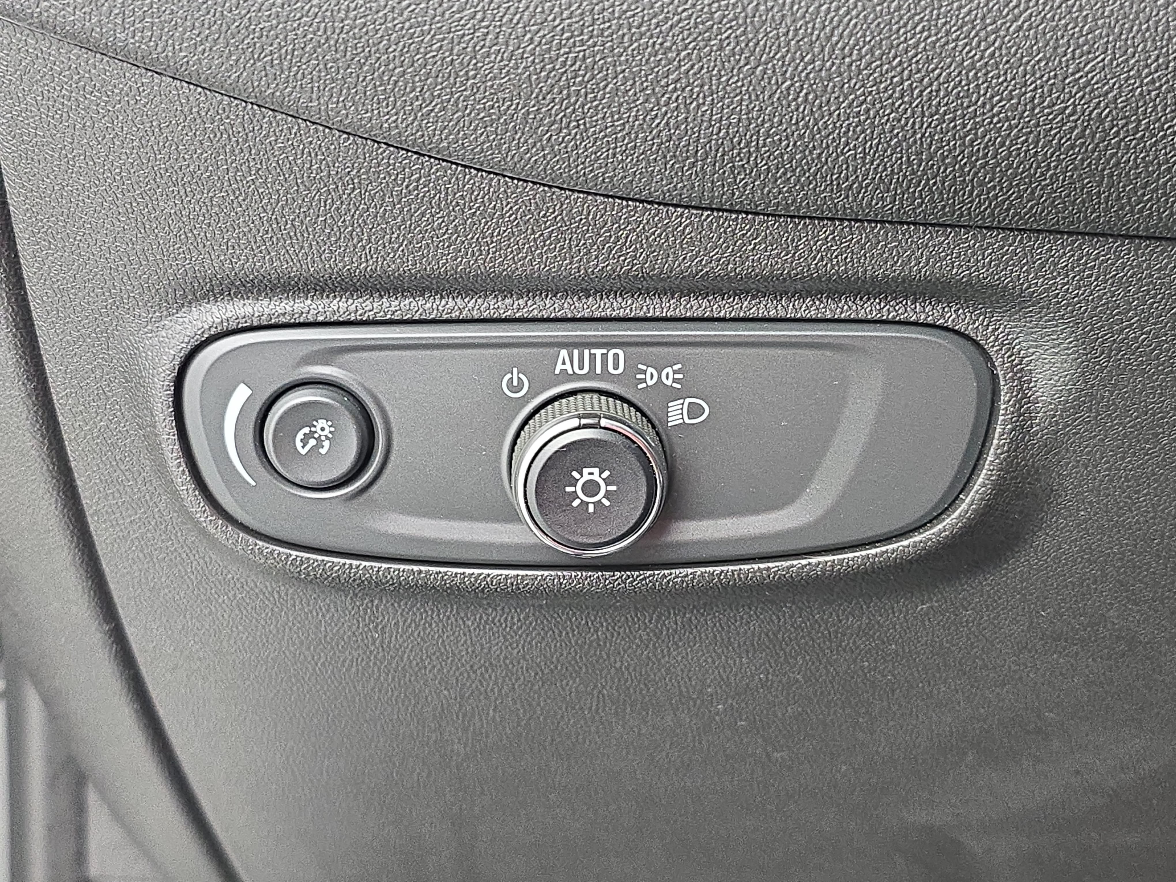 Used 2020 Chevrolet Equinox LT FWD image 24
