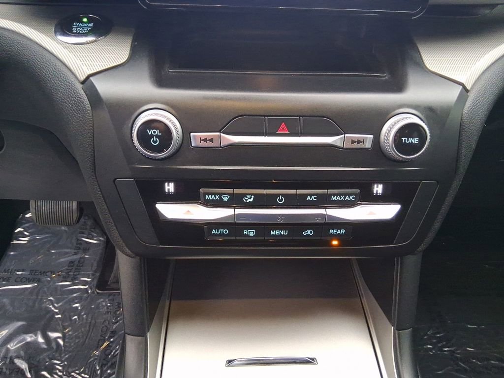 Used 2020 Ford Explorer XLT image 14