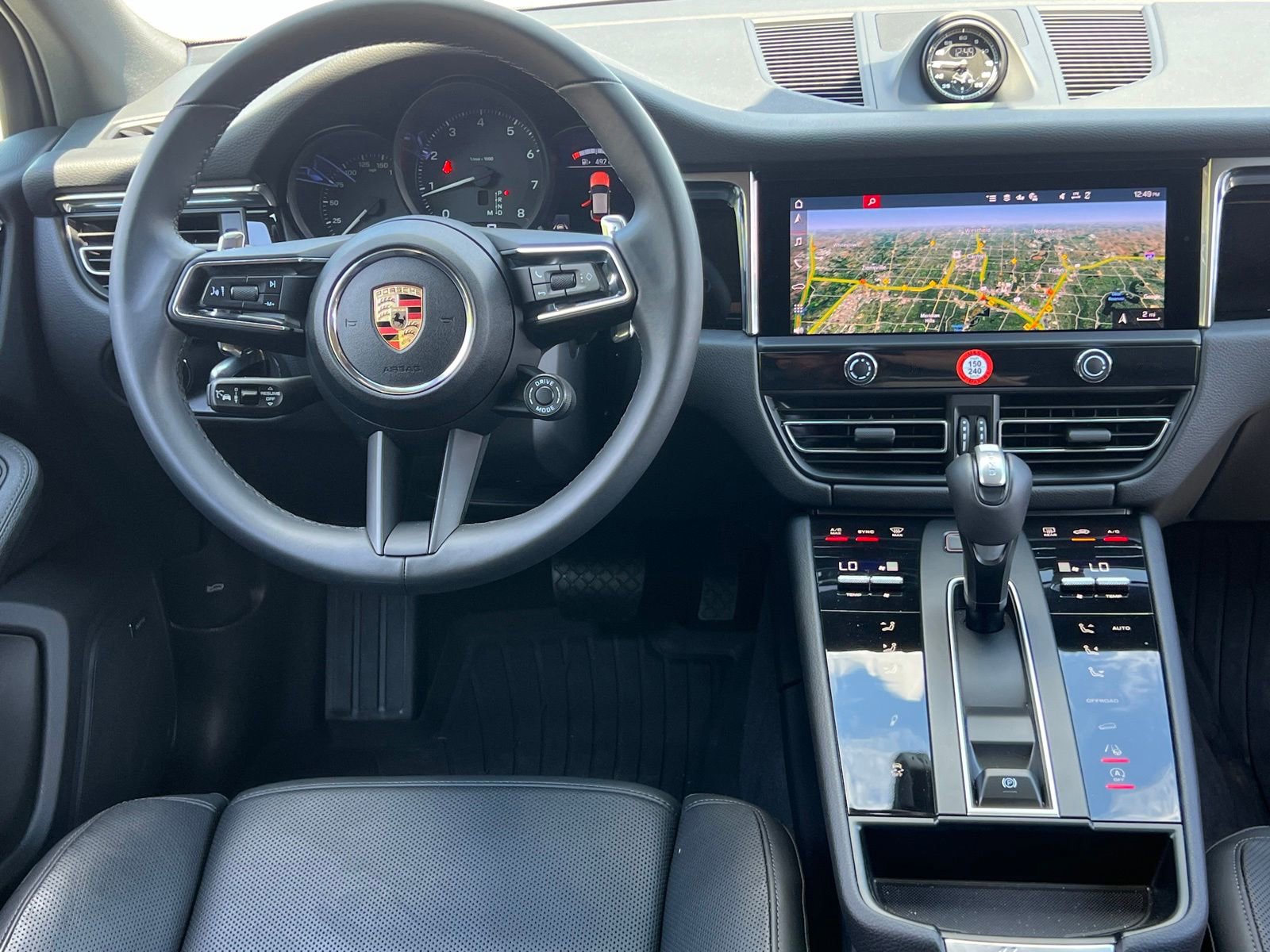 Certified 2025 Porsche Macan AWD/4WD image 16