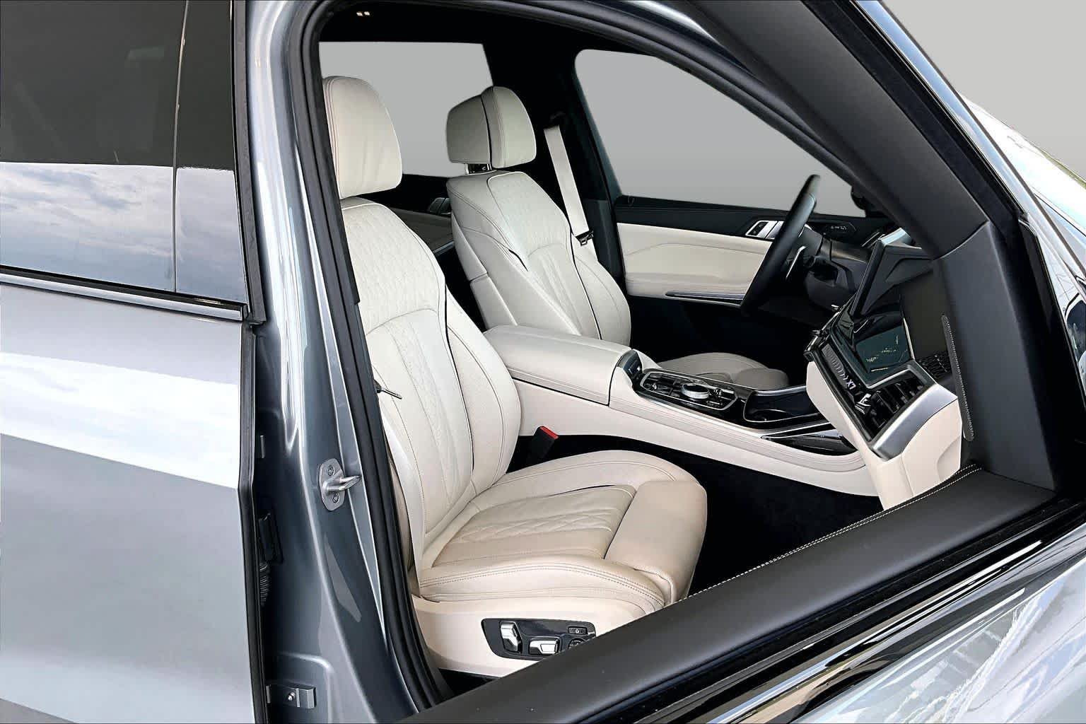 Used 2025 BMW X7 xDrive40i w/ M Sport Package AWD/4WD image 8