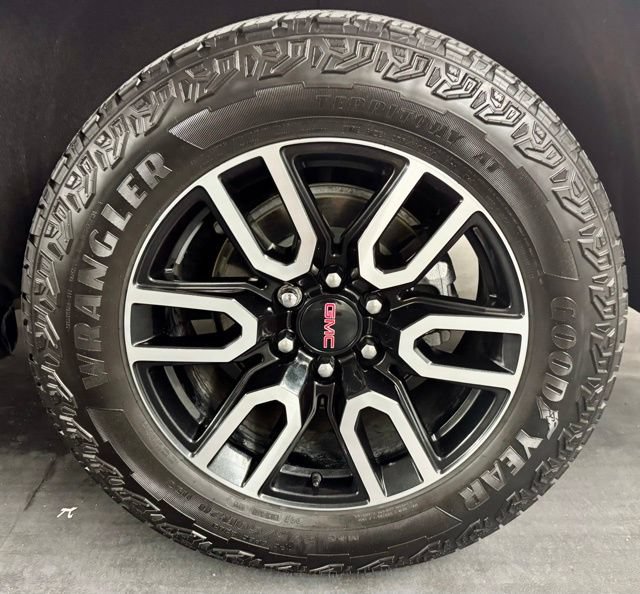 Used 2024 GMC Yukon AT4 w/ Technology Package AWD/4WD image 11
